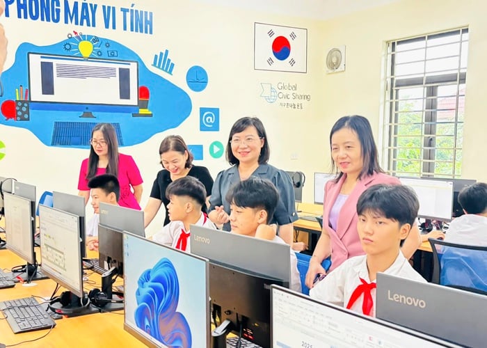 Bàn giao 35 bộ máy tính trị giá hơn 851 triệu đồng cho Trường THCS Quang Vinh- Ảnh 3.