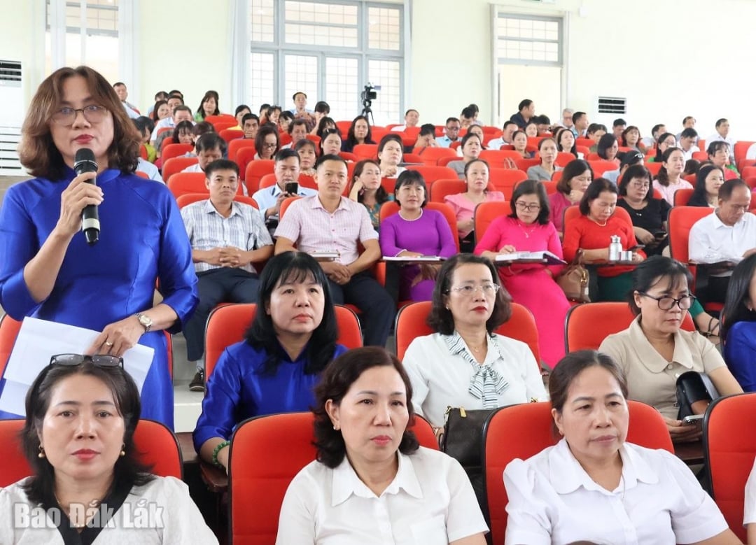 Đại biểu trình bày ý kiến về việc triển khai dạy học 2 buổi/ngày cấp Tiểu học.
