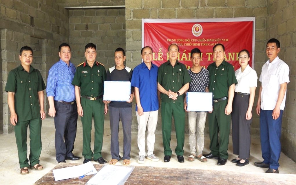 Hội Cựu chiến binh tỉnh tổ chức Lễ bàn giao nhà “Nghĩa tình cựu chiến binh” cho hội viên Trương Văn Quáng tại xã Hà Quảng, tỉnh Cao Bằng.