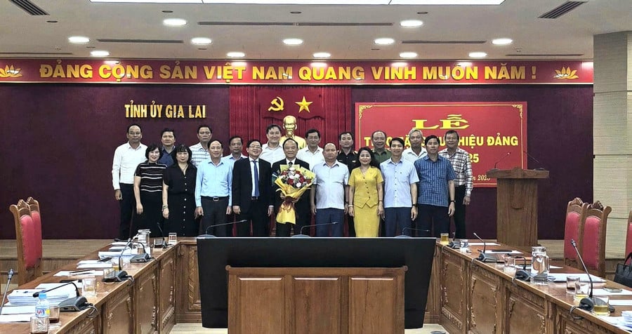dong-chi-thien-chup-anh-cung-bi-thu-tinh-uy-ho-quoc-dung-va-cac-dong-chi-pho-bi-thu-tinh-uy-uy-vien-ban-thuong-vu-tinh-uy-nhan-dip-duoc-trao-tang-huy-hieu-50-nam-tuoi-dang-anh-hong-thuong.jpg