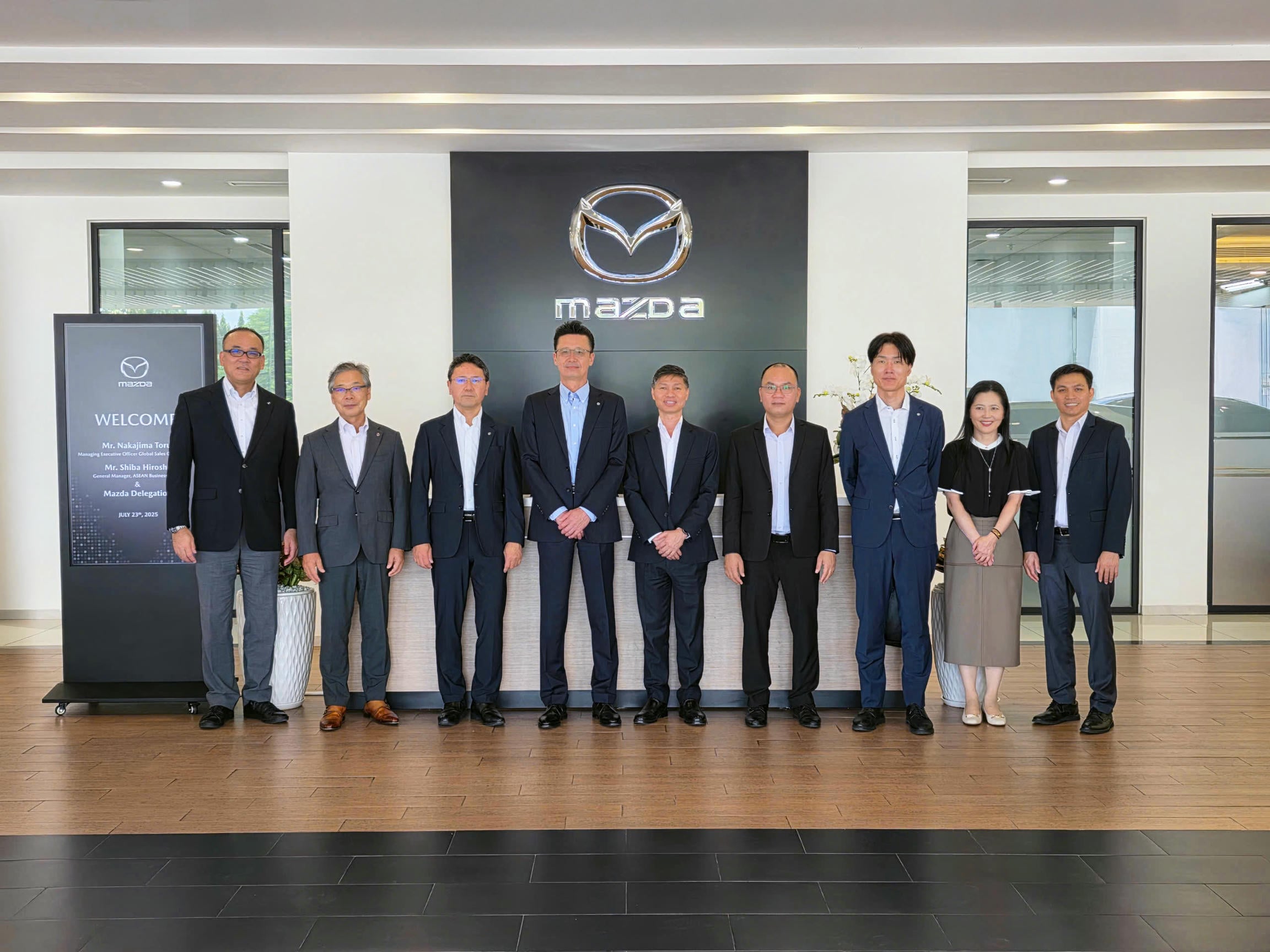 3. Der Vorstand von THACO AUTO und die Führungskräfte der Mazda Group besuchten den Showroom 1 von Mazda Binh Duong