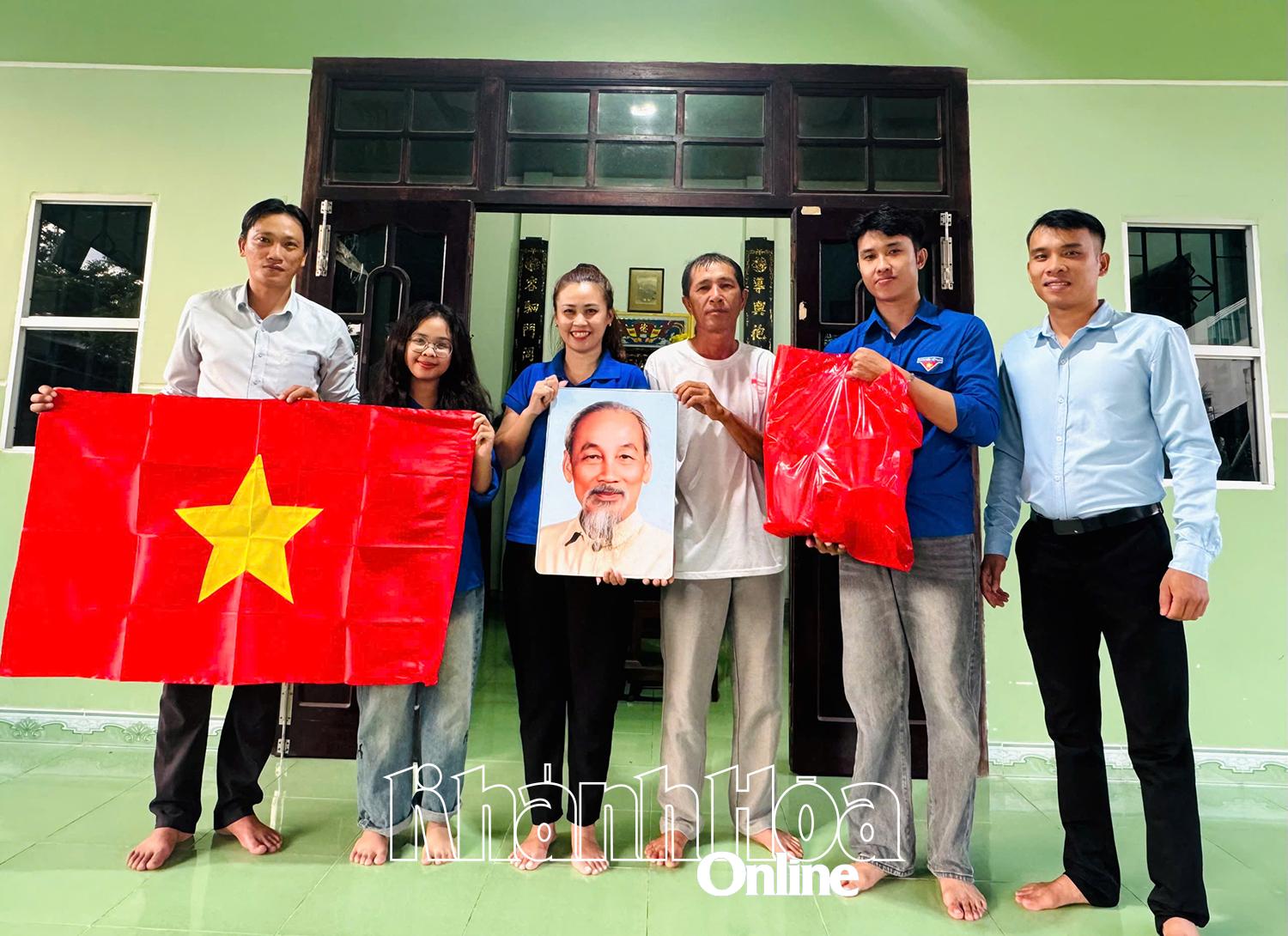 អញ្ជើញទៅសួរសុខទុក្ខ និងជូនអំណោយដល់ក្រុមគ្រួសារសពលោក Nguyen Nhi