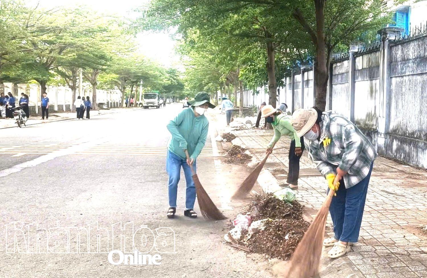 반닌 마을 사람들은 도로변 쓰레기를 청소하고 수거하는 일에 참여합니다.