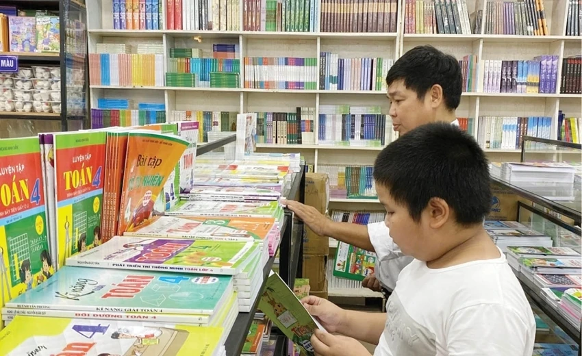 政治局は全国的に統一された教科書を要求した。