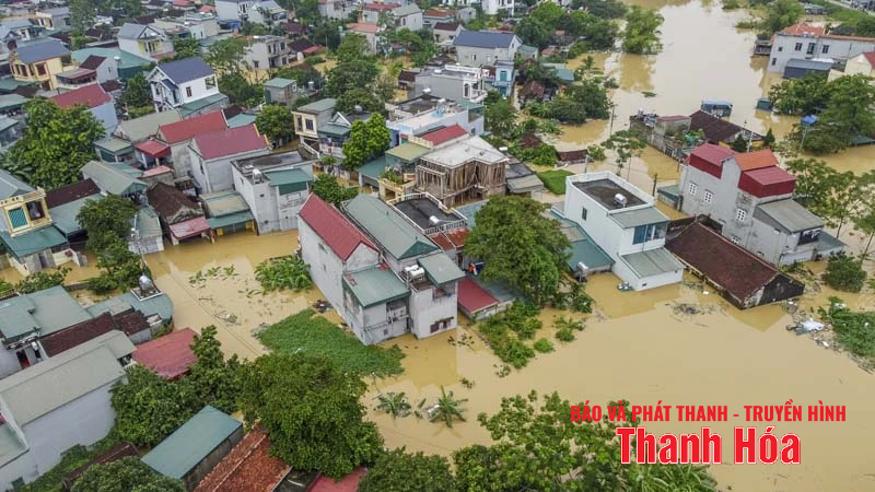 El nivel del agua del río Ma aumenta y miles de casas en el barrio de Ham Rong quedan profundamente inundadas.