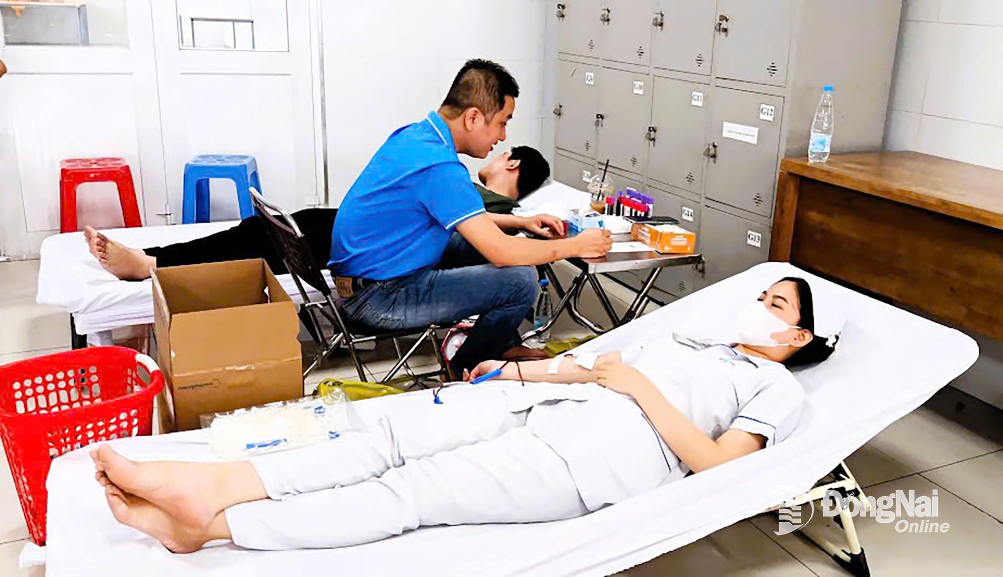 Nhân viên y tế Bệnh viện đa khoa Thống Nhất tham gia hiến máu tình nguyện. Ảnh: CTV
