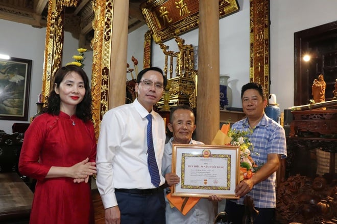 Phú Nghĩa trao Huy hiệu Đảng tại gia đình các đảng viên cao tuổi- Ảnh 5.