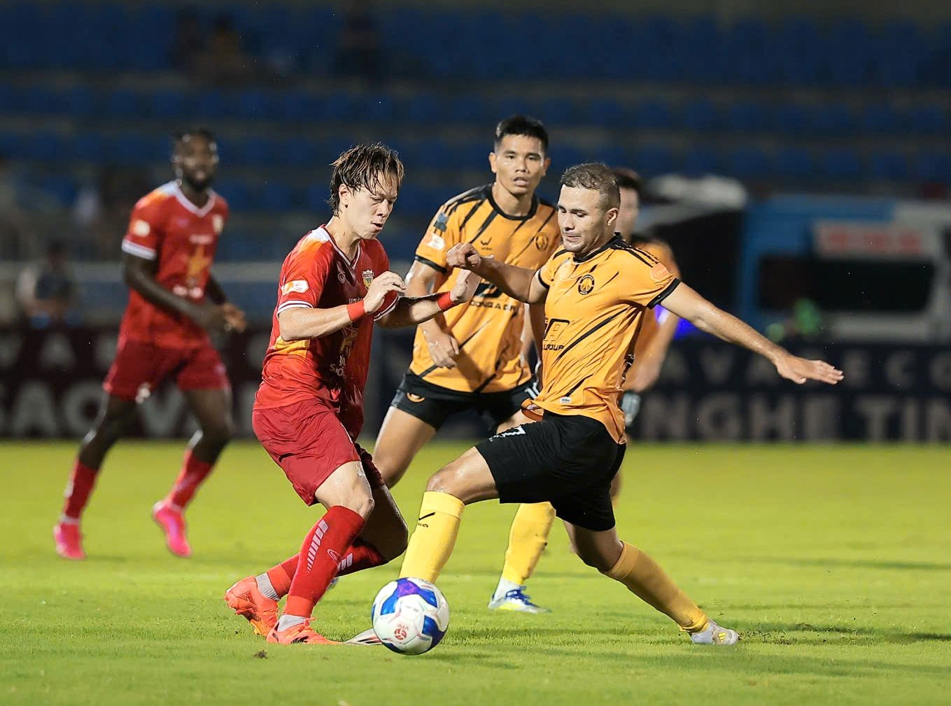 Lê Vitkor cùng Hà Tĩnh thắng Thanh Hóa, chen chân vào tốp 4: Trợ lý cũ thầy Kim lại ‘khóc’- Ảnh 1.