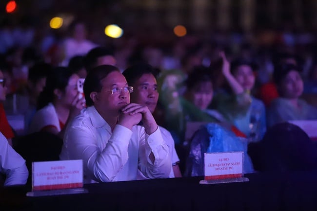 Đêm nhạc "Việt Nam trong tôi" - nơi các nghệ sĩ và khán giả cùng bày tỏ tình yêu Tổ quốc - Ảnh 1.