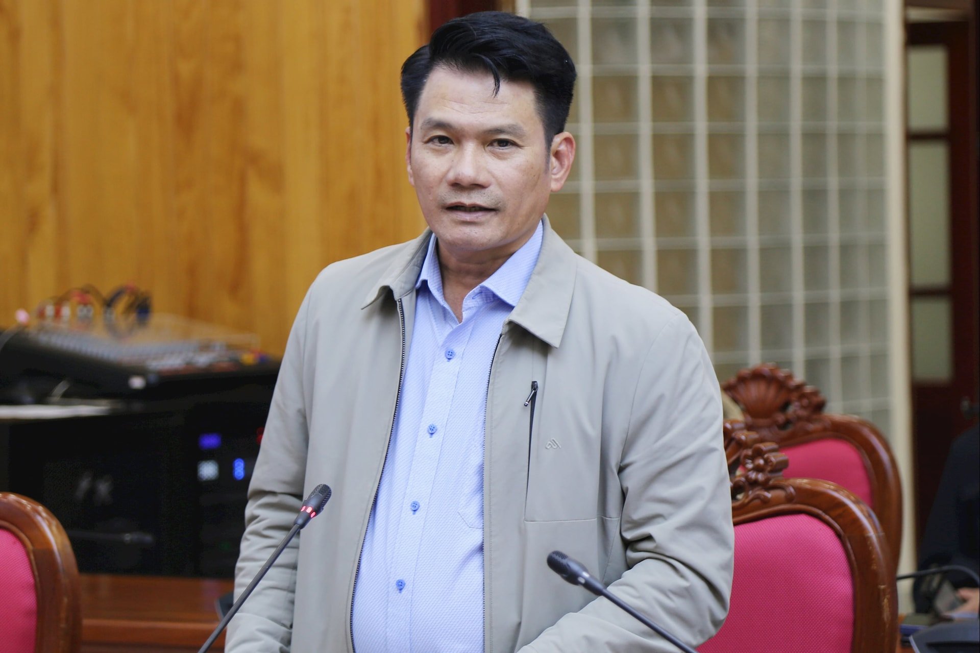 Phó Giám đốc Báo và Phát thanh, truyền hình Lâm Đồng Hồ Văn Miền đề xuất một số nội dung liên quan đến xây dựng video giới thiệu tiềm năng, lợi thế Lâm Đồng trình chiếu tại hội nghị