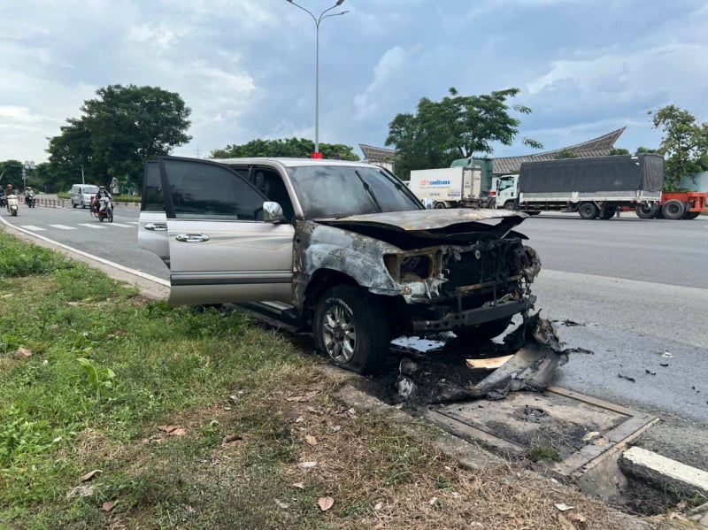 車が火災に見舞われた際、運転手は間に合うように脱出した -0