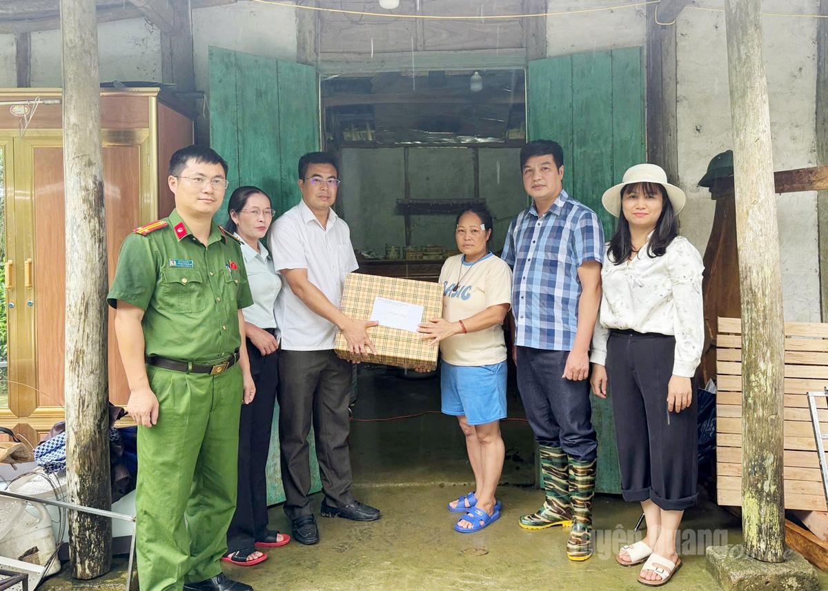 ថ្នាក់ដឹកនាំឃុំ Tan Thanh បានចុះសួរសុខទុក្ខ និងលើកទឹកចិត្តគ្រួសារ។