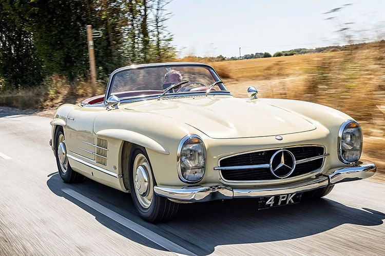 62年以上経過したメルセデス・ベンツ300SLロードスターの価格は
