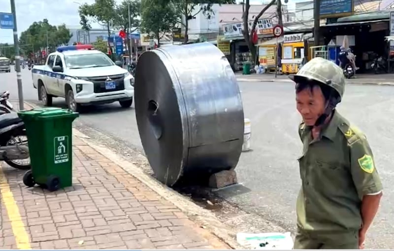 トラクタートレーラーが数十トンの鋼鉄コイルを道路に落下させる事故が2件連続で発生 -1