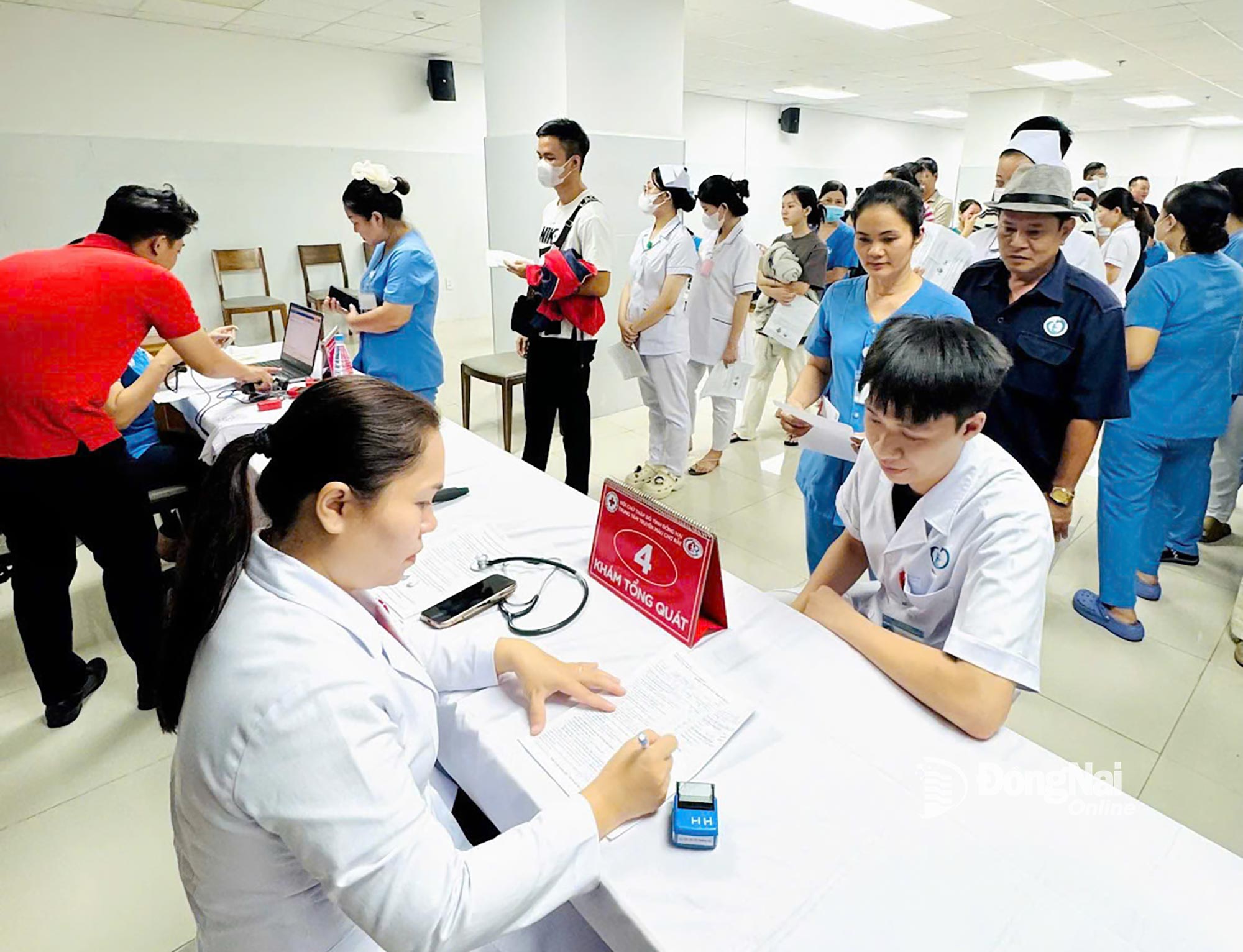 Nhân viên y tế khám sức khỏe cho các tình nguyện viên trước khi tham gia hiến máu. Ảnh: CTV

