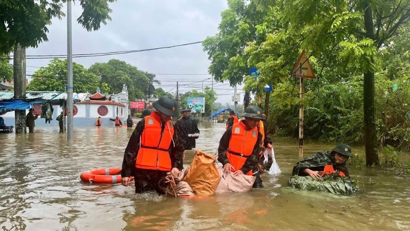 អាជ្ញាធរ​ជួយ​ប្រជាជន​ក្នុង​ឃុំ Hy Cuong ផ្លាស់ទី​ទ្រព្យសម្បត្តិ​ទៅ​កាន់​កន្លែង​មាន​សុវត្ថិភាព។