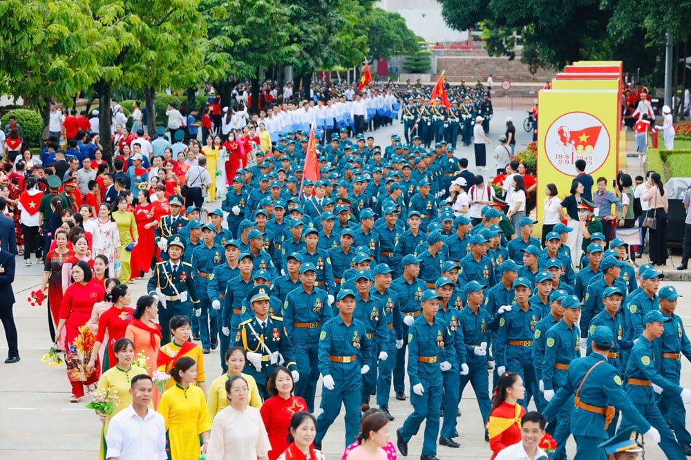 จัตุรัสบาดิญห์สง่างามและน่าเกรงขามก่อนการซ้อมขบวนพาเหรด - ภาพที่ 2