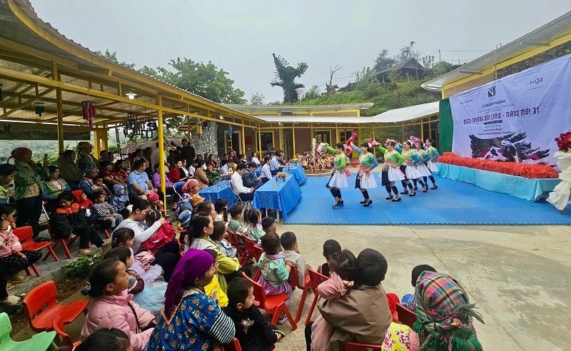 People, students and parents in Long village, Quai To commune, Dien Bien province happily witnessed the inauguration ceremony, putting the Hanh Phuc School in Long village into use.