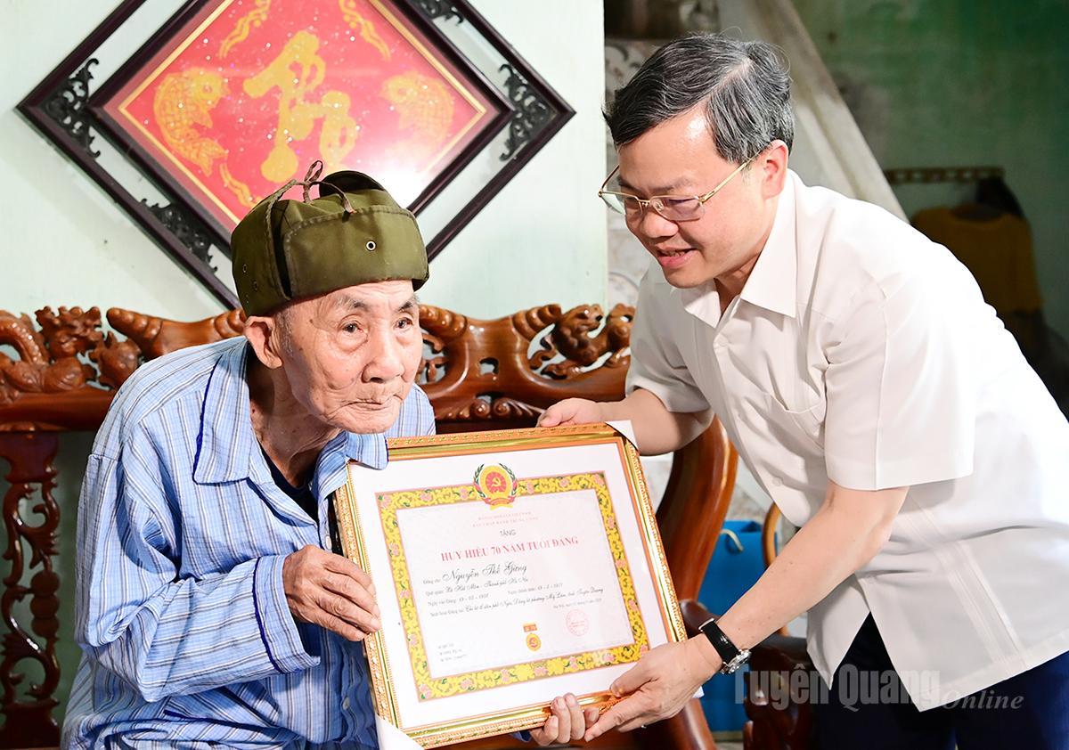 ประธานสภาประชาชนจังหวัดเหงียน วัน เซิน มอบป้ายสมาชิกพรรคครบรอบ 70 ปี ให้กับสมาชิกพรรคเหงียน เดอะ จิงเจอร์