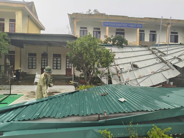 Hà Tĩnh: Các trường gấp rút khắc phục hậu quả sau bão, quyết tâm khai giảng đúng hẹn- Ảnh 1.