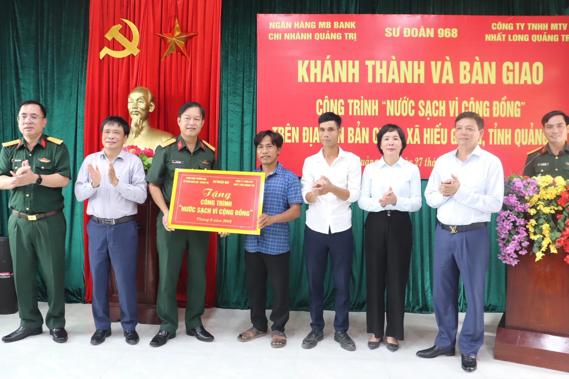 ប្រគល់គម្រោងទឹកស្អាតសម្រាប់សហគមន៍ជូនរដ្ឋាភិបាលភូមិ Ban Chua - រូបភាព៖ T.P