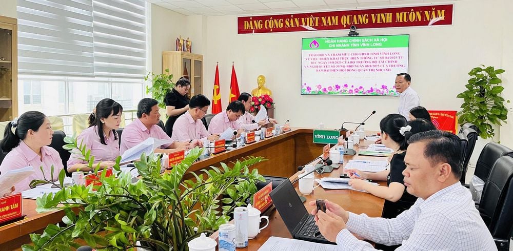 Los líderes del Banco de Vietnam para Políticas Sociales se reunieron con departamentos y sucursales de la provincia de Vinh Long para tratar las regulaciones sobre la gestión y el uso del capital del presupuesto local confiado para préstamos a hogares pobres, el 27 de agosto.
