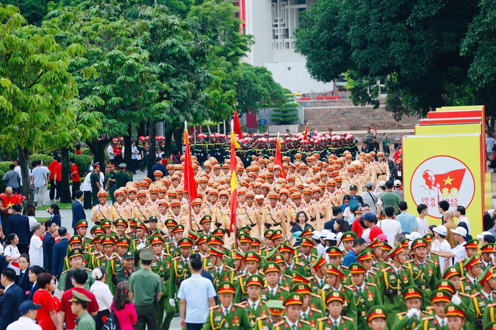 จัตุรัสบาดิญห์สง่างามและน่าเกรงขามก่อนการซ้อมขบวนพาเหรด - ภาพที่ 6