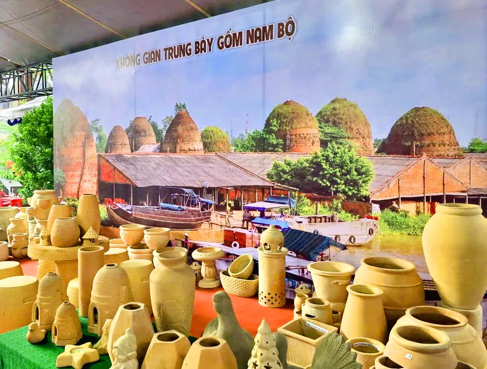 27-8-5-trien-lam-gom-5030-1456.jpg