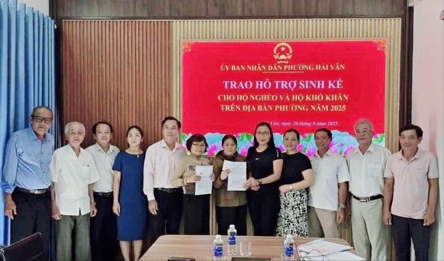 UBND phường Hải Vân tổ chức trao sinh kế cho hộ nghèo, hộ khó khăn. Ảnh: K.H