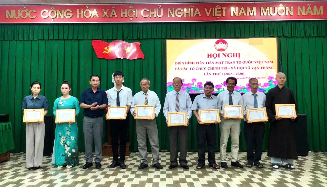 Leaders of Van Thang commune awarded certificates of merit to collectives with outstanding achievements in the patriotic emulation movement for the period 2020 - 2025.