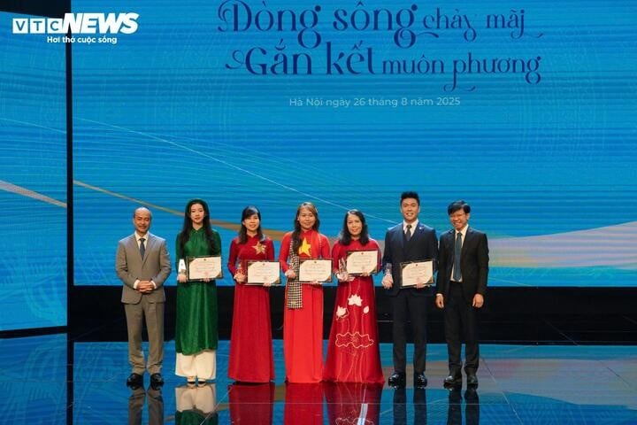 BTC Trao giải Sứ giả tiếng Việt trong cộng đồng người Việt Nam ở nước ngoài năm 2025 cho 6 Kiều bào.