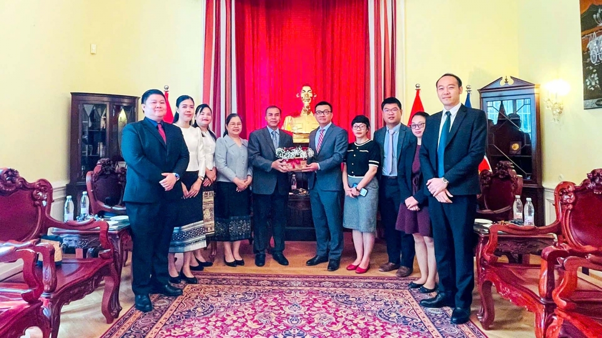 Thúc đẩy giao lưu, phối hợp chặt chẽ, hiệu quả giữa Đại sứ quán Việt Nam và Lào tại Áo