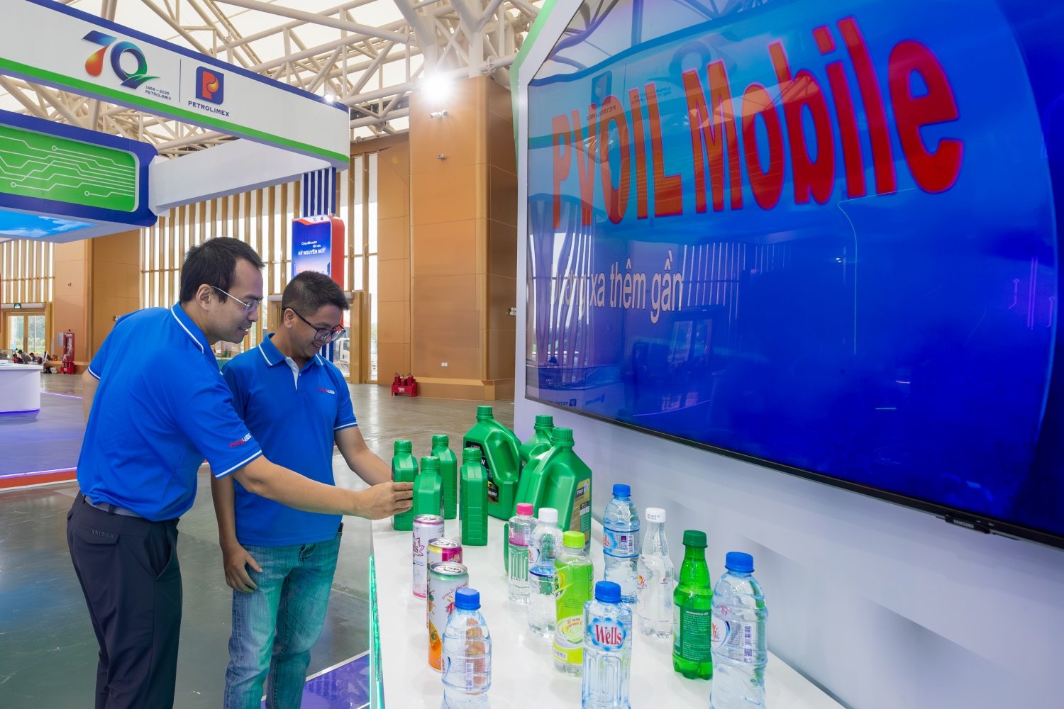 Khu trưng bày sản phẩm của các đơn vị thành viên Petrovietnam