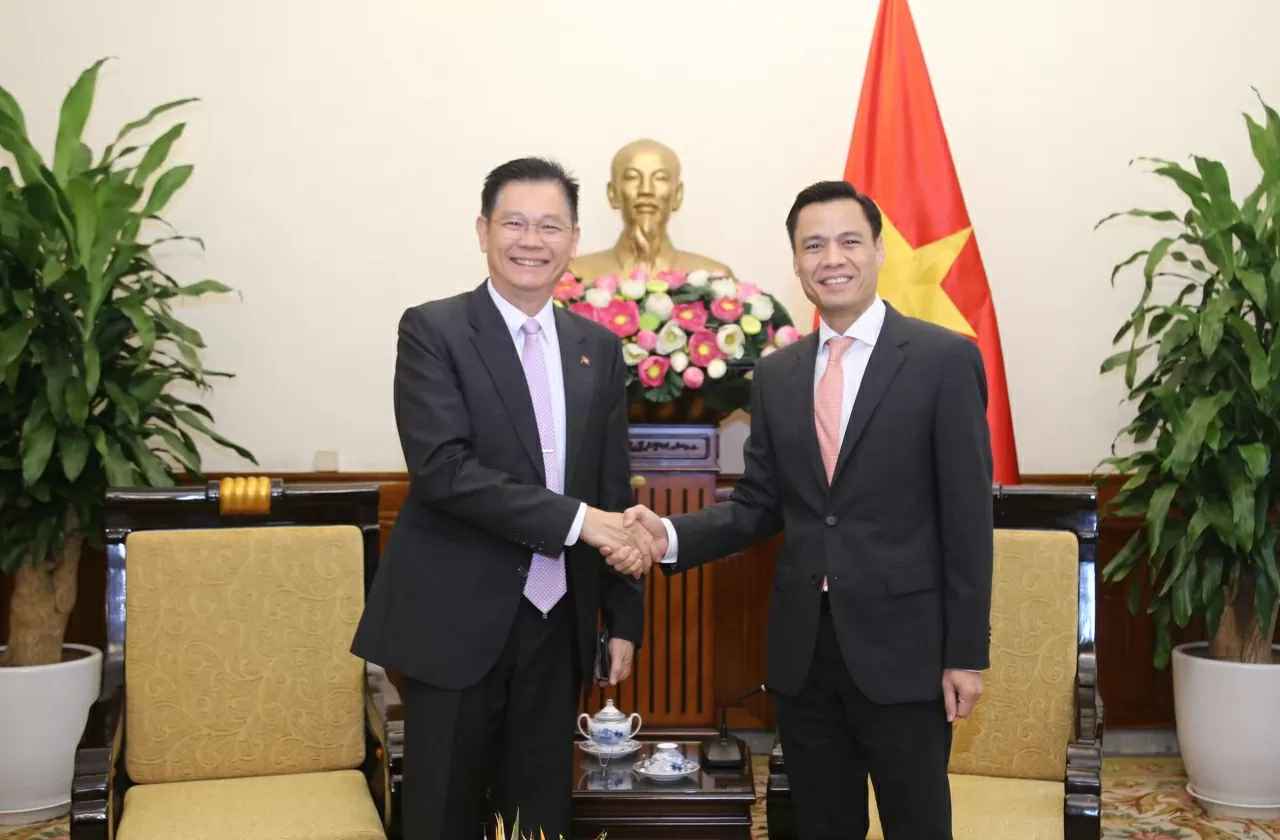 លោក Dang Hoang Giang អនុរដ្ឋមន្ត្រី​ក្រសួង​ការ​បរទេស​បាន​ទទួល​ស្វាគមន៍​លោក ស៊ុន សុវណ្ណា រដ្ឋលេខាធិការ​ទទួល​បន្ទុក​កិច្ចការ​ភាសា​បារាំង​នៅ​ក្រសួងការបរទេស​កម្ពុជា។ (រូបថត៖ Jackie Chan)