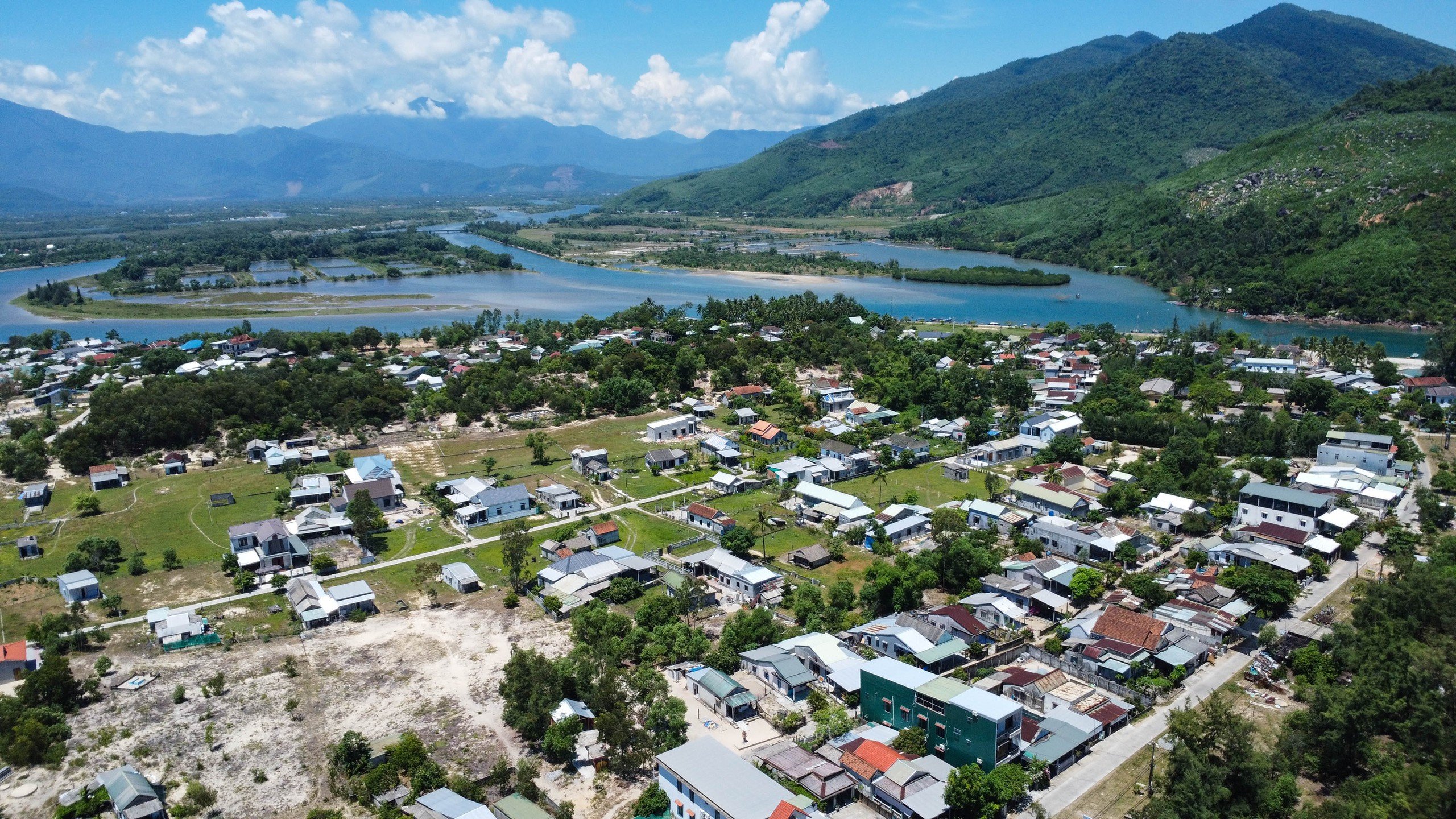 Những ngôi làng tuyệt đẹp ven biển: Cảnh Dương sơn thủy hữu tình...- Ảnh 1.