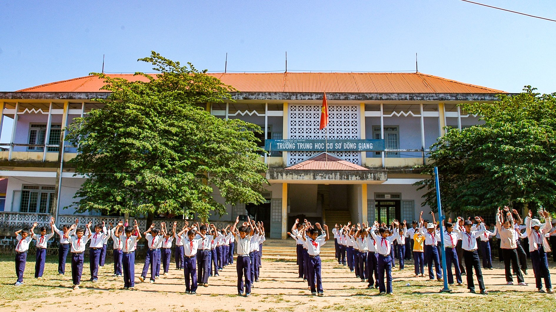 Giờ thể dục của học sinh Trường THCS Đông Giang (ảnh N. Lân) (1)