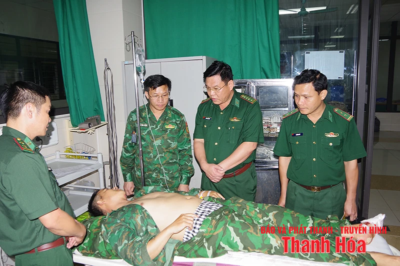 Visiting and encouraging officers of Hien Kiet Border Guard Station who were injured while on duty