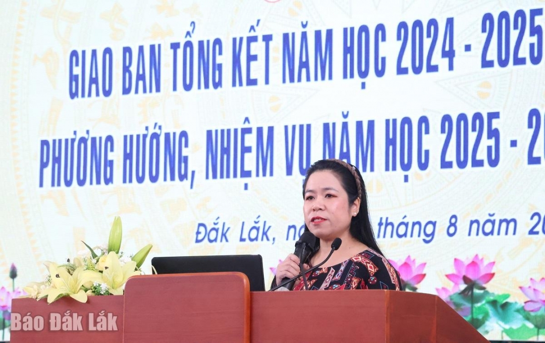 Phó Trưởng Phòng Giáo dục phổ thông Krông Ái Hương Lan trình bày kế hoạch nâng cao việc dạy học tiếng Anh trong trường học