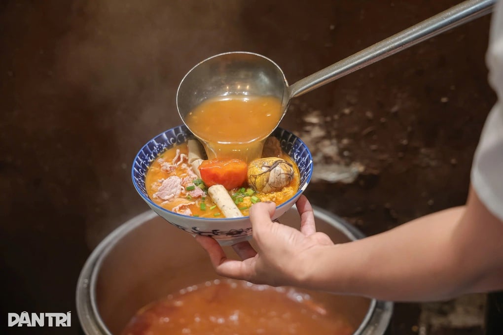 Khách Mỹ nghiện một món ăn ở Hà Nội, sẵn sàng đi cả tiếng để thưởng thức - 3