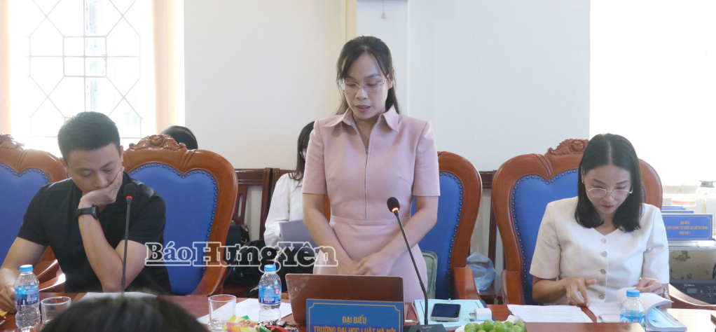 Các đại biểu tham luận tại hội thảo.