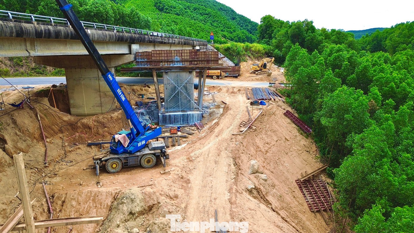 tp-6-running-water-off-highway-la-son-hoa-lien-1.jpg