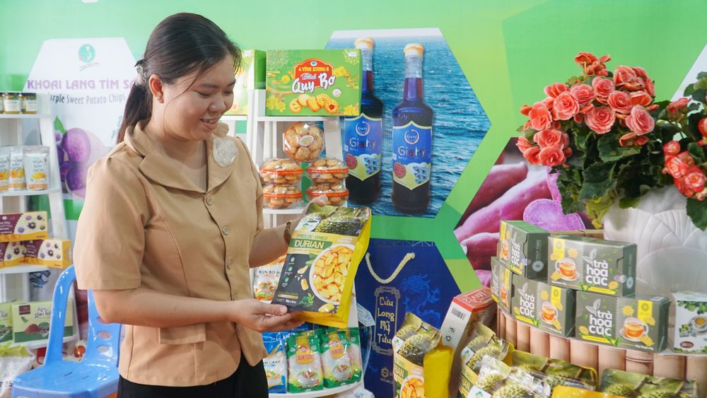 ផលិតផល OCOP កំពុងកែលម្អបន្តិចម្តងៗនូវការរចនា ការវេចខ្ចប់ និងការតាមដាន ដើម្បីឈានទៅដល់ទីផ្សារកាន់តែទូលំទូលាយ។