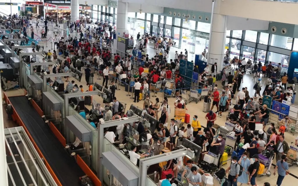 Fluggesellschaften erhöhen die Anzahl der Flüge und die Flugpreise sinken am Nationalfeiertag