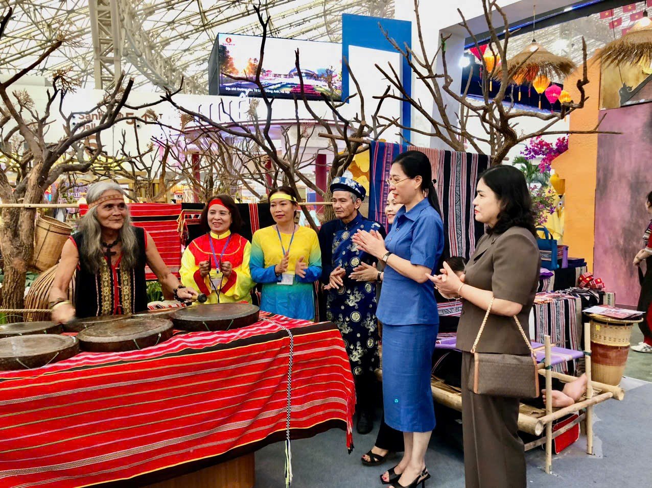 Sonderausstellungsraum „Quang Ngai – Revolutionärer Ursprung, stetige Schritte in die Zukunft“ – Foto 2