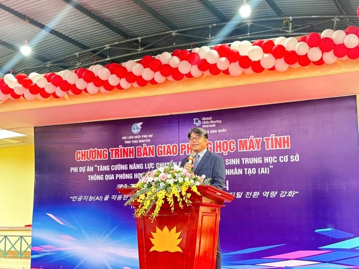 Bàn giao 35 bộ máy tính trị giá hơn 851 triệu đồng cho Trường THCS Quang Vinh- Ảnh 2.