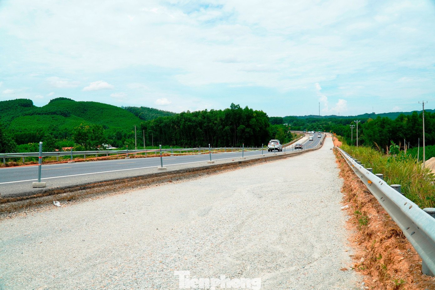 tp-4-running-water-off-highway-la-son-hoa-lien-1.jpg