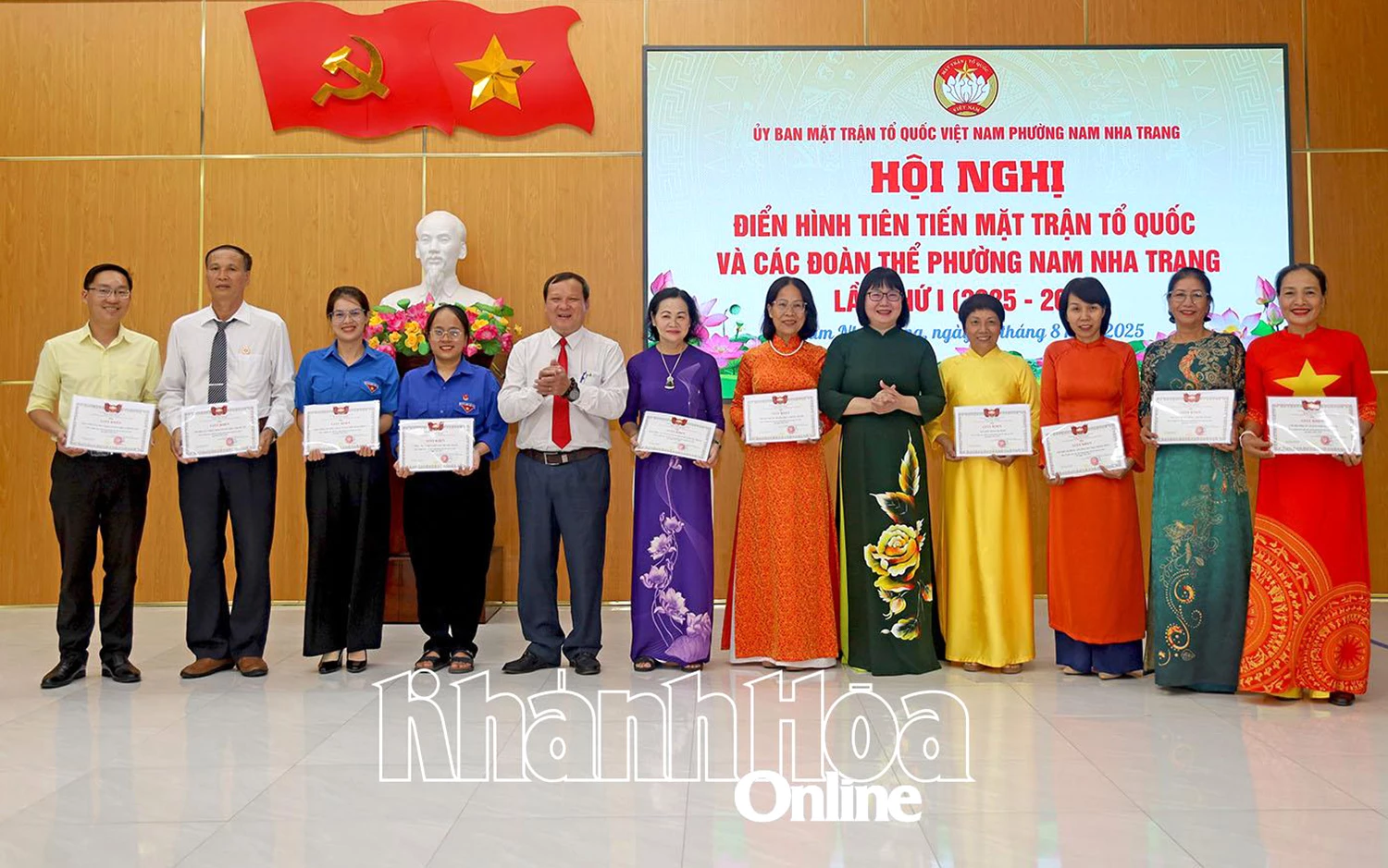 Lãnh đạo Đảng ủy, HĐND phường trao giấy khen cho các tập thể.