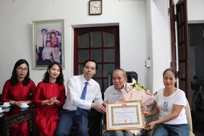 Phú Nghĩa trao Huy hiệu Đảng tại gia đình các đảng viên cao tuổi- Ảnh 6.