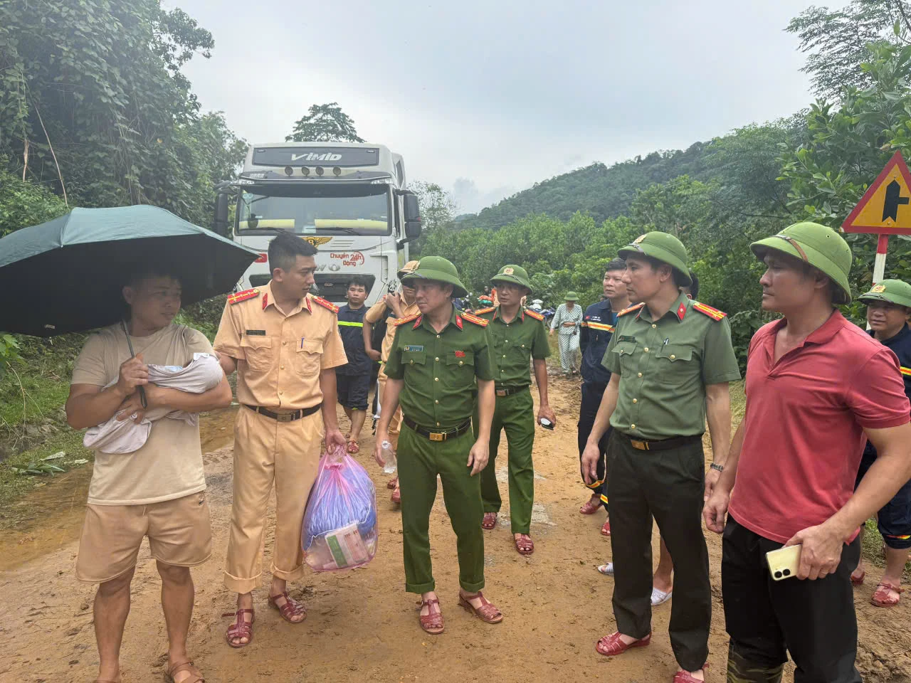 Công an Thanh Hóa cứu trợ hơn 1 tấn lương thực, thực phẩm cho người dân bị cô lập do mưa lũ