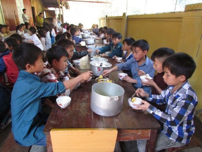 Bộ GD-ĐT lấy ý kiến dự thảo đề xuất mức hỗ trợ bữa ăn bán trú cho học sinh xã biên giới đất liền